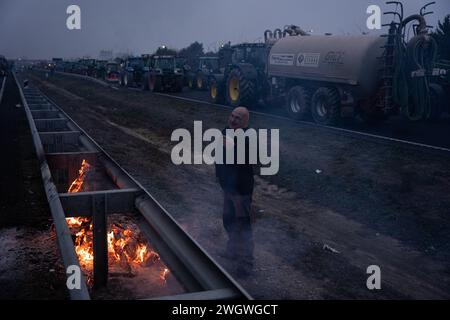 La Fondarella, Lleida, Espagne. 6 février 2024. Des centaines d'agriculteurs et d'éleveurs catalans bloquent l'accès à l'A-2 à la Fondarella, Lleida avec leurs tracteurs, rejoignant les manifestations au niveau européen dans le premier secteur. Les agriculteurs exigent la fin de la concurrence déloyale pour les produits importés de pays tiers, un soutien face aux prix excessifs dus aux effets de la sécheresse et une simplification de la bureaucratie. (Crédit image : © Marc Asensio Clupes/ZUMA Press Wire) USAGE ÉDITORIAL SEULEMENT! Non destiné à UN USAGE commercial ! Banque D'Images