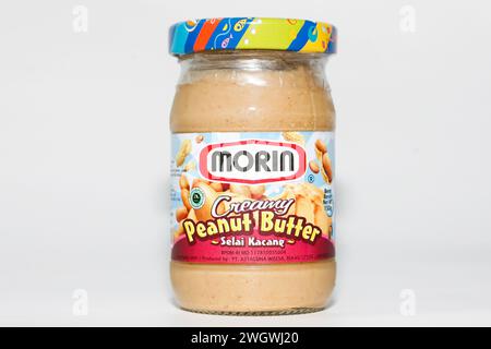 Gros plan du pot en verre Morin Creamy Peanut Butter isolé sur fond blanc Banque D'Images