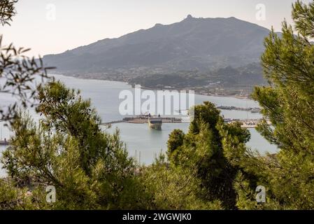 Port de la ville de Zakynthos vu du point de vue de bochali, Grèce. Ville de Zakynthos. Panorama de la ville de Zante Zakynthos en Grèce. Banque D'Images