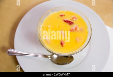 Crème anglaise à la fraise mûre Banque D'Images