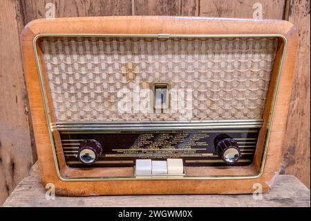 Vieille radio vintage en bois Banque D'Images