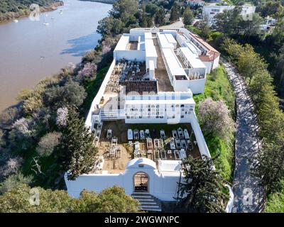 Vue aérienne par drone du cimetière municipal d'Alcoutim en Algarve, Portugal. Le cimetière municipal d'Alcoutim est situé à l'extérieur du village, sur l'un des Banque D'Images