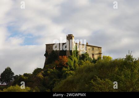 Vue sur le château Pescolanciano situé dans la province d'Isernia - Molise Banque D'Images