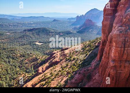 Vue aérienne des formations rocheuses rouges de Sedona et de la vallée boisée Banque D'Images