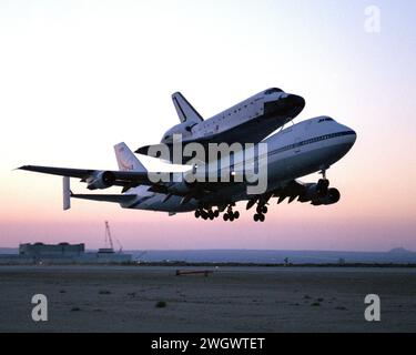 La navette spatiale Endeavour, montée solidement au sommet de l'un des Boeing 747 modifiés de la NASA, a quitté le centre de recherche en vol de Dryden de la NASA à la base aérienne Edwards en Californie du Sud au lever du soleil le vendredi 28 juin. 2002 Banque D'Images