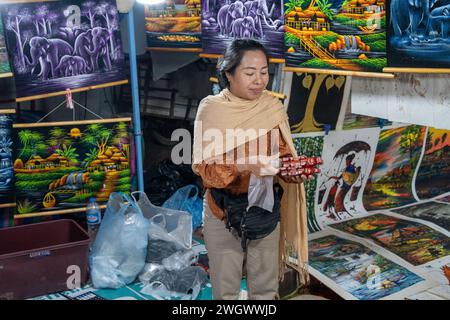 Art, souvenirs et vêtements dessinés à vendre au marché nocturne de Luang Prabang au Laos Asie Banque D'Images