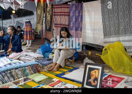 Art, souvenirs et vêtements dessinés à vendre au marché nocturne de Luang Prabang au Laos Asie Banque D'Images