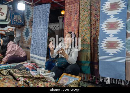 Art, souvenirs et vêtements dessinés à vendre au marché nocturne de Luang Prabang au Laos Asie Banque D'Images