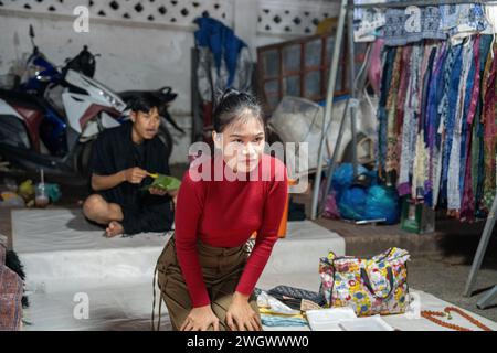 Art, souvenirs et vêtements dessinés à vendre au marché nocturne de Luang Prabang au Laos Asie Banque D'Images