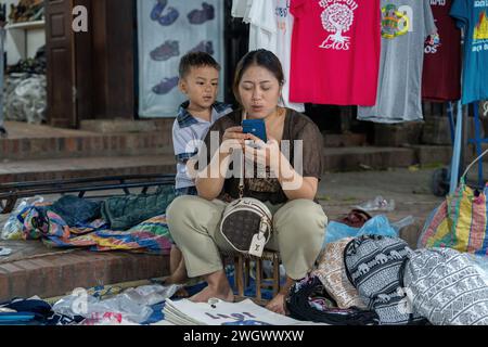 Art, souvenirs et vêtements dessinés à vendre au marché nocturne de Luang Prabang au Laos Asie Banque D'Images