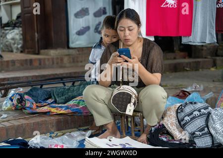 Art, souvenirs et vêtements dessinés à vendre au marché nocturne de Luang Prabang au Laos Asie Banque D'Images