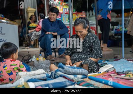 Art, souvenirs et vêtements dessinés à vendre au marché nocturne de Luang Prabang au Laos Asie Banque D'Images