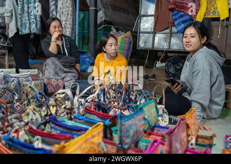 Art, souvenirs et vêtements dessinés à vendre au marché nocturne de Luang Prabang au Laos Asie Banque D'Images