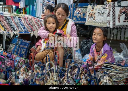 Art, souvenirs et vêtements dessinés à vendre au marché nocturne de Luang Prabang au Laos Asie Banque D'Images