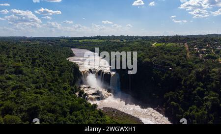 Vue panoramique aérienne à couper le souffle de Saltos del Monday, Paraguay. Vidéos FullHD de haute qualité Banque D'Images