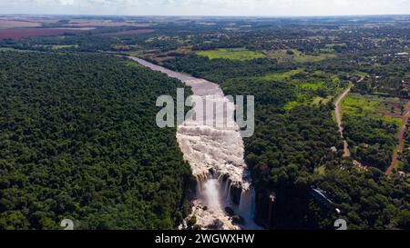 Vue panoramique aérienne à couper le souffle de Saltos del Monday, Paraguay. Vidéos FullHD de haute qualité Banque D'Images