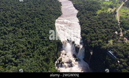 Vue panoramique aérienne à couper le souffle de Saltos del Monday, Paraguay. Vidéos FullHD de haute qualité Banque D'Images