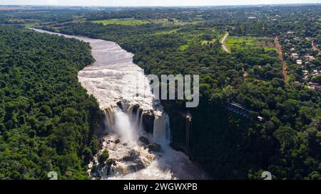 Vue panoramique aérienne à couper le souffle de Saltos del Monday, Paraguay. Vidéos FullHD de haute qualité Banque D'Images