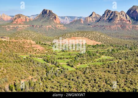 Vue aérienne de l'oasis de golf de Sedona au milieu des Red Rocks Banque D'Images