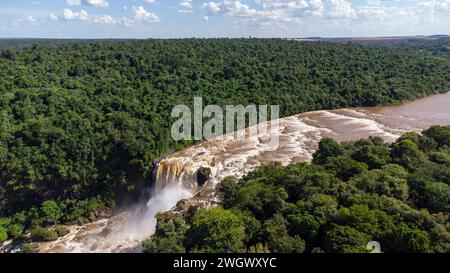 Vue panoramique aérienne à couper le souffle de Saltos del Monday, Paraguay. Vidéos FullHD de haute qualité Banque D'Images