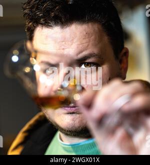 Homme qui goûte le whisky écossais à la distillerie Holyrood d'Édimbourg, en Écosse Banque D'Images