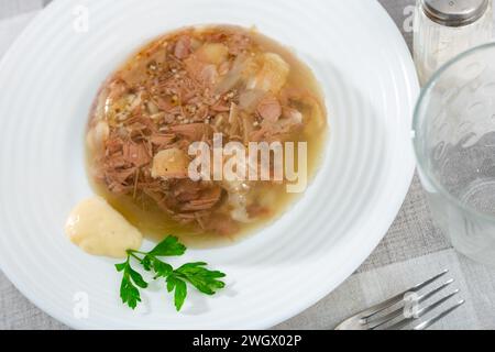 Un kholodets est un plat traditionnel de cuisine russe Banque D'Images
