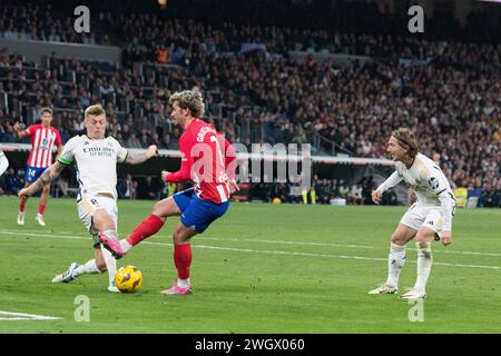 Madrid, Madrid, Espagne. 4 février 2024. Toni Kroos (G), Antoine Griezmann (C) et Luka Modric (d). Lors du match entre le Real Madrid et l'Atlético de Madrid au stade Santiago Bernabeu. (Crédit image : © Jorge Gonzalez/Pacific Press via ZUMA Press Wire) USAGE ÉDITORIAL SEULEMENT! Non destiné à UN USAGE commercial ! Banque D'Images