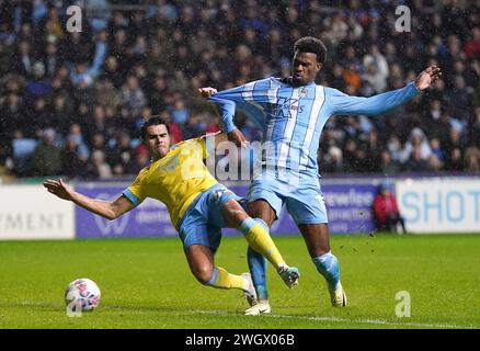 Haji Wright de Coventry City (à droite) tente un tir au but lors du match de replay du quatrième tour de l'Emirates FA Cup à la Coventry Building Society Arena de Coventry. Date de la photo : mardi 6 février 2024. Banque D'Images