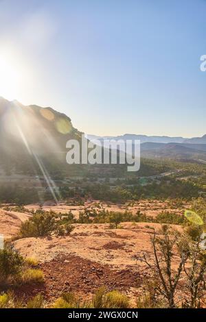 Sedona Sunset phosphorescent sur un paysage désertique accidenté Banque D'Images