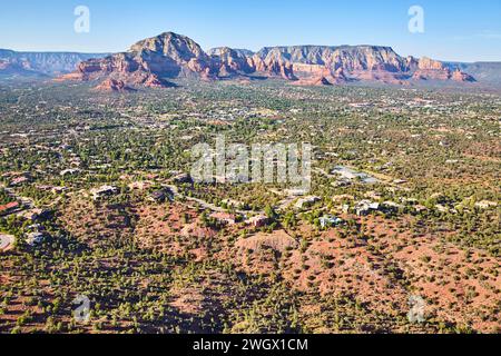 Vue aérienne de Desert Town au milieu de Sedona Red Rocks Banque D'Images