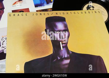 Viersen, Allemagne - 9 janvier. 2024 : gros plan sur la reprise de l'album vinyle Nightclubbing de la chanteuse Grace Jones de 1981 Banque D'Images