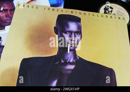 Viersen, Allemagne - 9 janvier. 2024 : gros plan sur la reprise de l'album vinyle Nightclubbing de la chanteuse Grace Jones de 1981 Banque D'Images