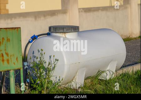 Réservoir d'eau dans un village en hiver à Chypre 1 Banque D'Images