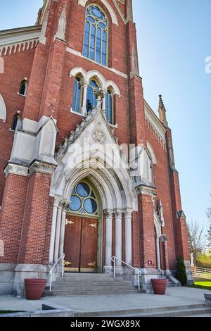 Façade de l'église gothique en brique rouge avec vitraux, Fort Wayne Banque D'Images