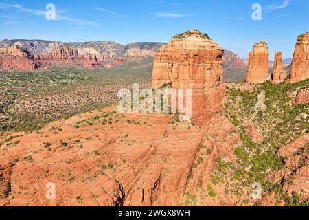 Vue aérienne des piliers Red Rock et Blue Skies de Sedona Banque D'Images