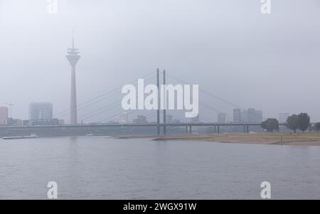 Vue sur la ville de Dusseldorf dans le brouillard. Banque D'Images