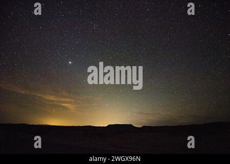 Ciel étoilé de Sedona avec voie lactée et paysage silhouette Banque D'Images