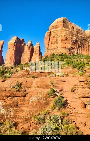 Cathedral Rock de Sedona avec des randonneurs dans le désert de l'Arizona Banque D'Images