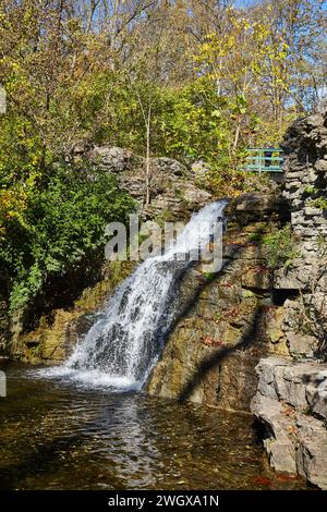 Cascade d'automne dans France Park, Indiana - scène de nature tranquille Banque D'Images