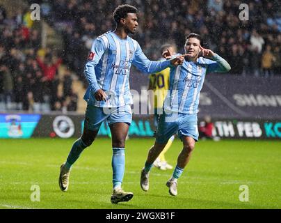 Haji Wright de Coventry City (à gauche) célèbre avoir marqué le quatrième but de son équipe lors du match de replay du quatrième tour de la Coupe de football Emirates FA à la Coventry Building Society Arena, à Coventry. Date de la photo : mardi 6 février 2024. Banque D'Images