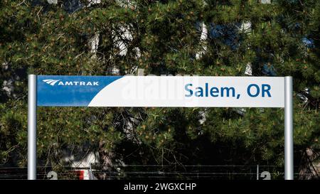 Salem, OREGON, États-Unis - 11 juin 2023 ; signe pour la gare ferroviaire Amtrak Salem Oregon avec logo Banque D'Images