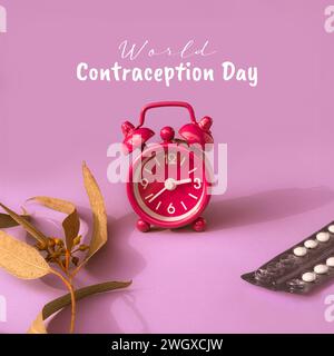 Texte Journée mondiale de la contraception. Réveil et un paquet de pilules contraceptives sur fond de papier rose avec eucalyptus. Banque D'Images