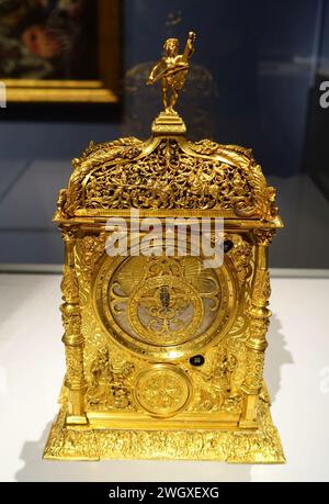 Horloge de table astronomique, signée par Caspar Behaim, mouvement probablement de Jeremias Metzger, Augsbourg, 1568, laiton doré, fer Banque D'Images