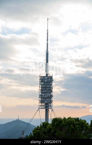 Tour de télécommunications au sommet de la montagne près de la ville. Tibidabo, Barcelone. Vertical Banque D'Images