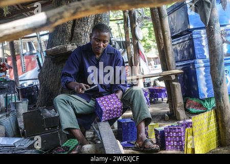 Nakuru, Kenya. 06th Feb, 2024. Un forgeron travaille dans son atelier au marché artisanal de Bama à Nakuru. Kenya Jua Kali le secteur informel emploie plus de 15 millions de Kenyans possédant des compétences dans le travail artisanal. (Photo de James Wakibia/SOPA images/SIPA USA) crédit : SIPA USA/Alamy Live News Banque D'Images