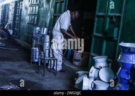 Nakuru, Kenya. 06th Feb, 2024. Un soudeur travaille dans son atelier au marché artisanal de Bama à Nakuru. Kenya Jua Kali le secteur informel emploie plus de 15 millions de Kenyans possédant des compétences dans le travail artisanal. (Photo de James Wakibia/SOPA images/SIPA USA) crédit : SIPA USA/Alamy Live News Banque D'Images