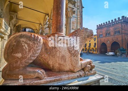 La vieille statue en pierre de lion sur le porche de la cathédrale Santa Maria Assunta contre la place médiévale Piazza del Comune, Crémone, Italie Banque D'Images