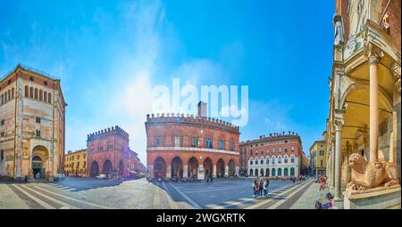 Panorama de la Piazza del Comune avec statues de lion en pierre médiévale sur le porche de la cathédrale de Crémone, Hôtel de ville (Comune di Cremona), Baptistère et historique h. Banque D'Images