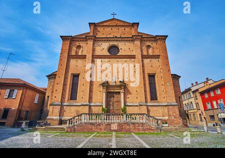 La façade de l'église médiévale Santo Sepolcro (Saint-Sépulcre), située sur Cantone San Nazzaro str, Piacenza, Italie Banque D'Images