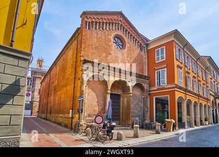 La façade de l'église médiévale Sant'Illario avec fresque préservée et piliers sculptés, Corso Giuseppe Garibaldi, Piacenza, Italie Banque D'Images